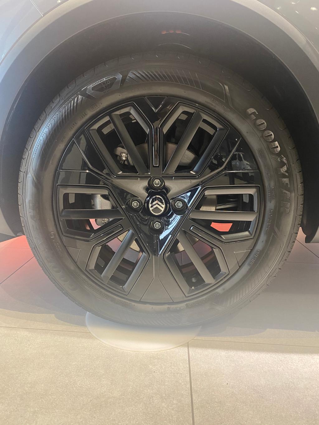 C4 MAX HYBRID EDITION Lumiere 展示中